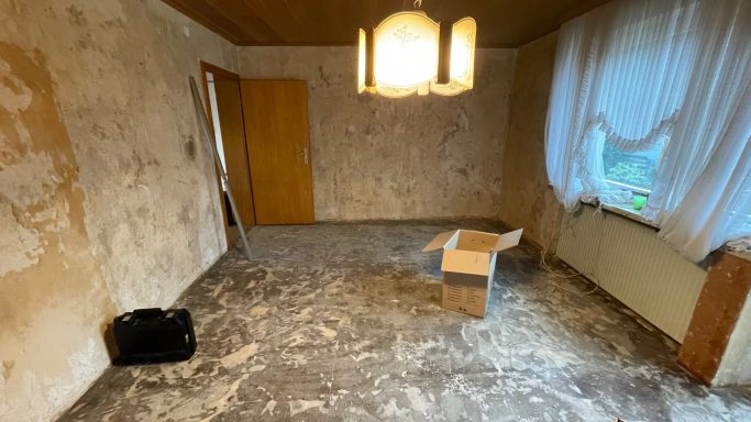 Tapeten und Bodenbeläge entfernen